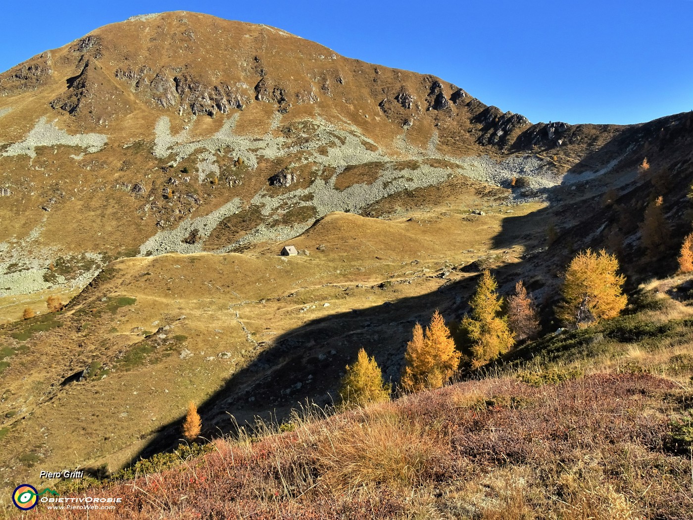 30 In alto il Valegino da salire, sotto il vallone che poi scenderemo.JPG